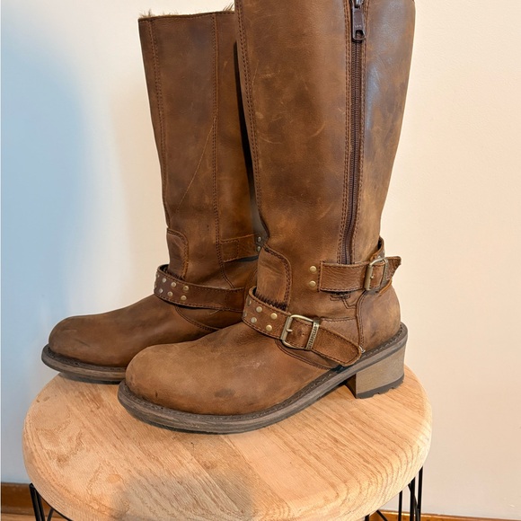 Stylish Brown Suede Leather Combat Boots with Buckle Accents - Picture 2 of 4